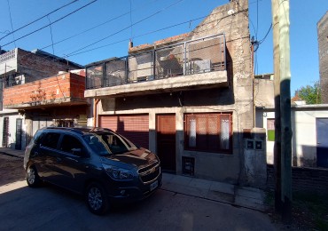 VENTA CASA 4 AMBIENTES CON COCHERA DOBLE Y PATIO. VILLA CELINA. BARRIO VICENTE LOPEZ.